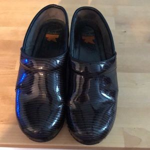 Dansko women’s size 39 clog Black\Gray swirl